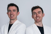 Miniaturansicht für Virtueller Hauptvortrag 2026 | Die Gardiner Brothers